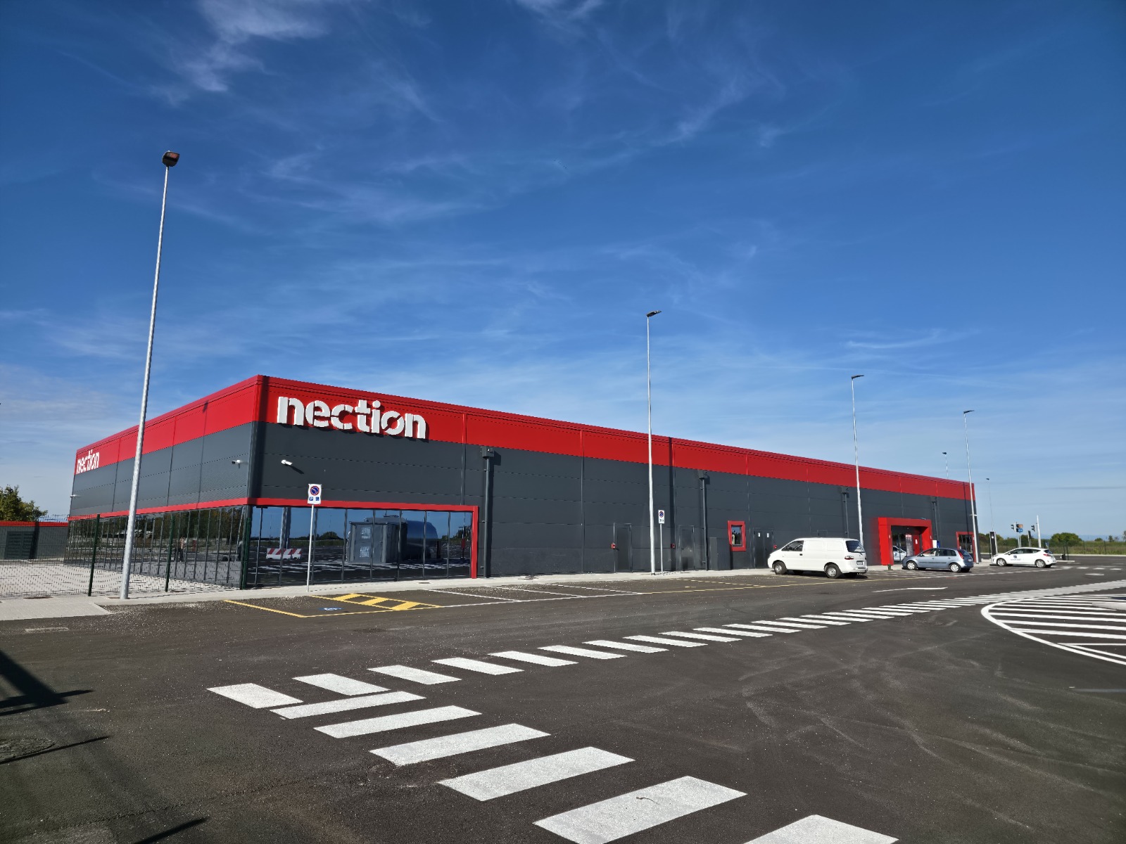Budova Nection Latisana s červeno-šedou fasádou