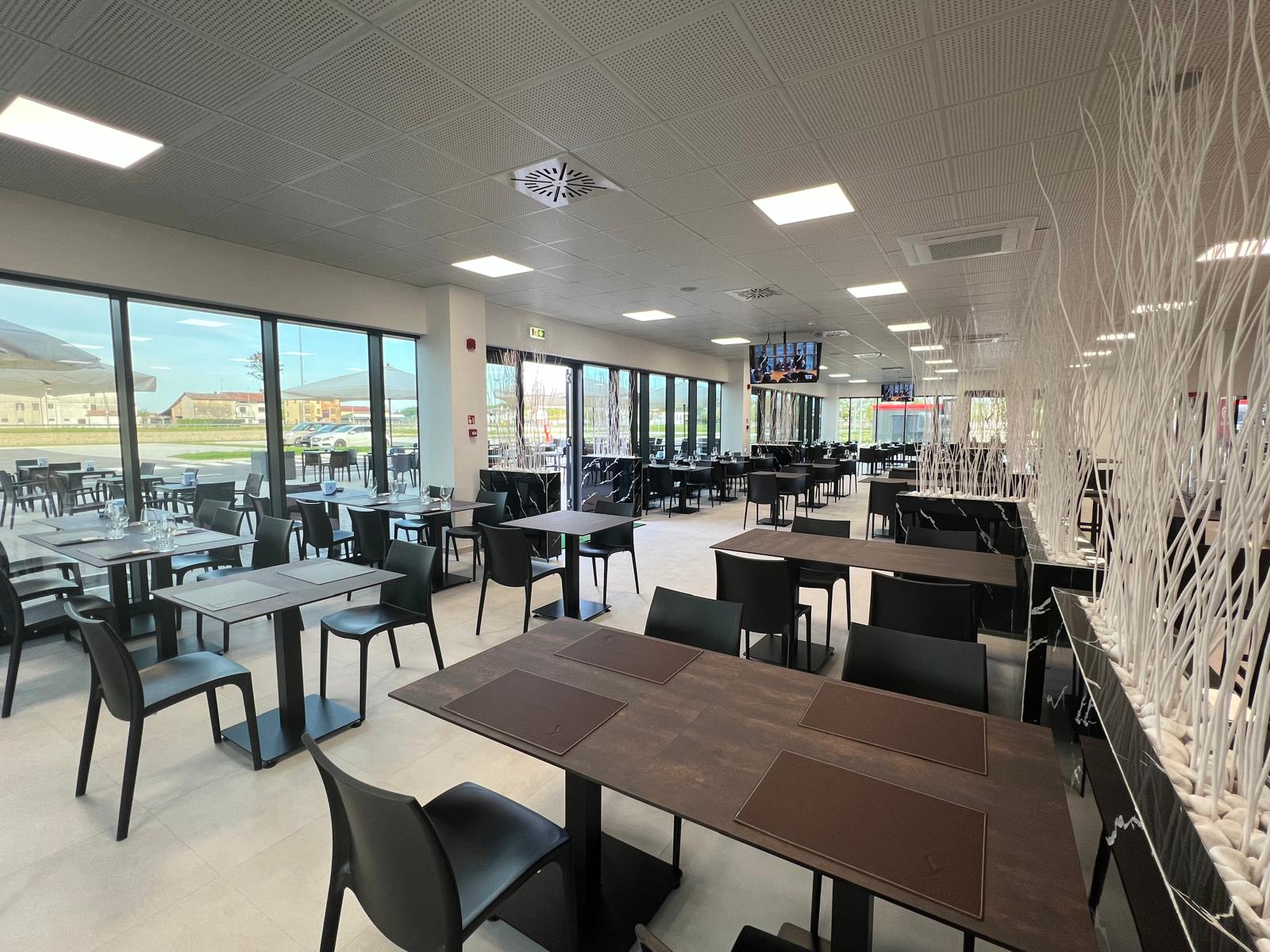 Jídelna restaurace Station Vi v Nection Latisana s velkými okny na terasu