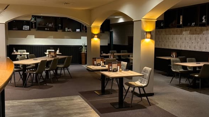 Jídelna restaurace ’t Klaverhuys v Moerdijku s teplým osvětlením