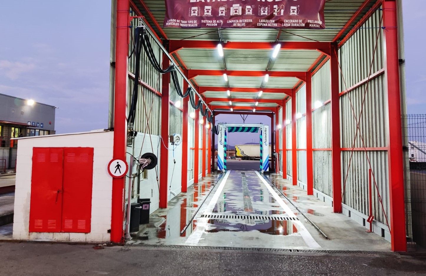 Tunel myčky nákladních vozidel