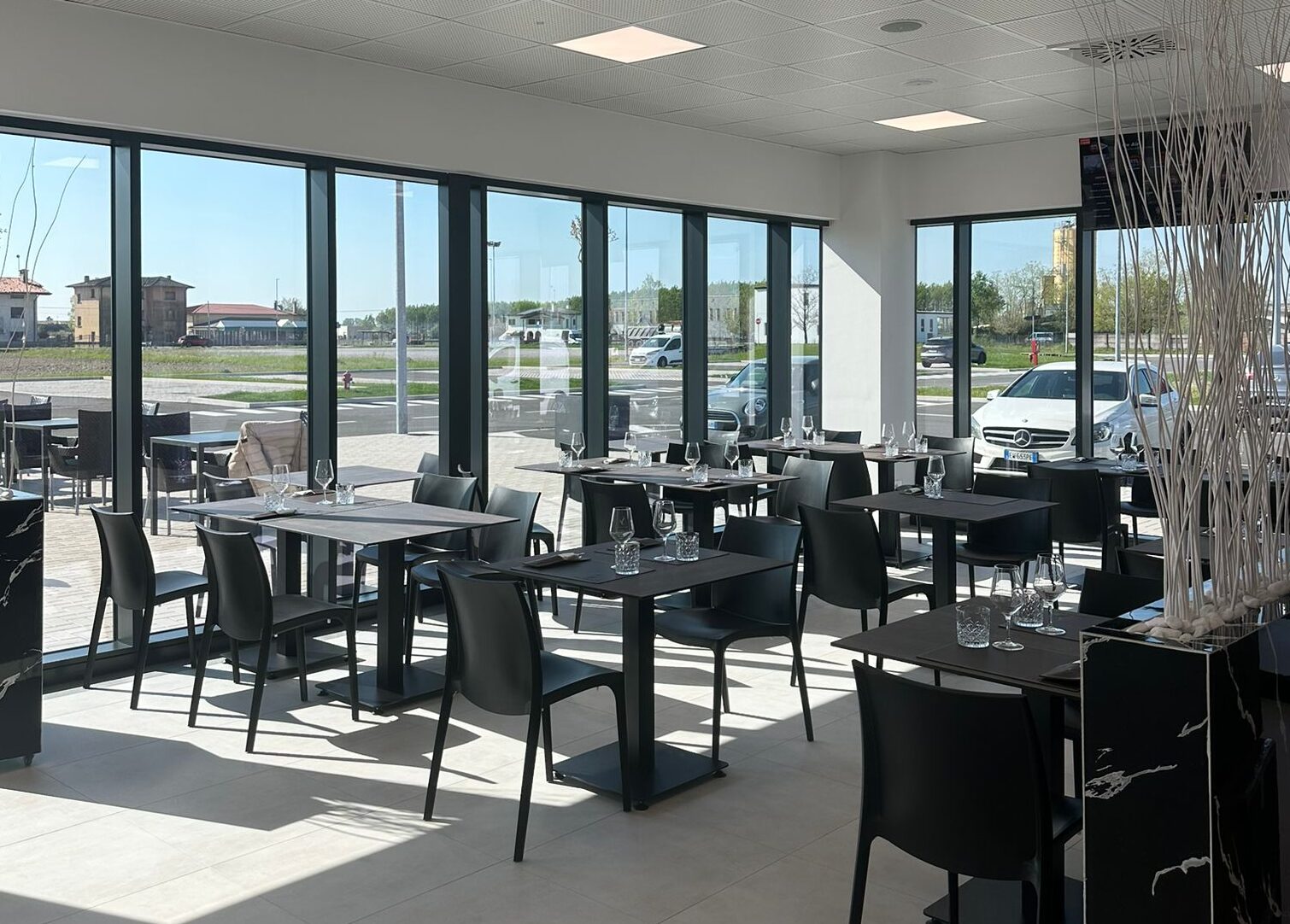 Restaurant-dinningroom-lat-11